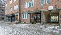 Profilert beliggenhet med nærhet til handel og servicetilbud.