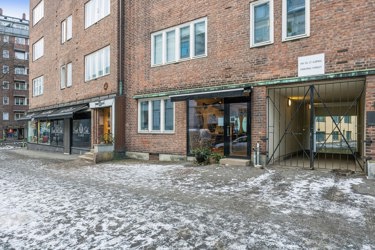 Profilert beliggenhet med nærhet til handel og servicetilbud.