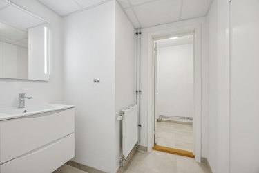 Praktisk toalett med moderne og lyse overflater.