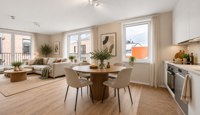 Moderne leiligheter med åpen stue-kjøkkenløsning. 
Kjøkken med hvitevarer. Komfyr, kjøle-fryseskap og oppvaskmaskin.
Bildene er digitalt møblert.