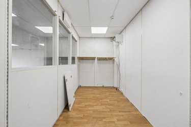 Praktisk lager- eller bakrom som gir gode oppbevaringsmuligheter og bidrar til en effektiv arbeidshverdag.