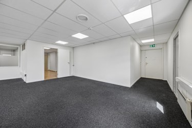 Fleksibelt kontorareal som enkelt kan innredes med arbeidsplasser, møterom eller prosjektsoner etter virksomhetens behov.
