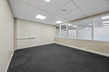 Separat kontor med god størrelse, ideelt som lederkontor, møterom eller arbeidsplass for mindre team.