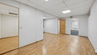 Romslig kontorområde med flere bruksmuligheter og naturlig tilknytning til kjøkken, møterom og øvrige arbeidsarealer.