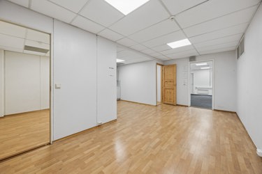 Romslig kontorområde med flere bruksmuligheter og naturlig tilknytning til kjøkken, møterom og øvrige arbeidsarealer.