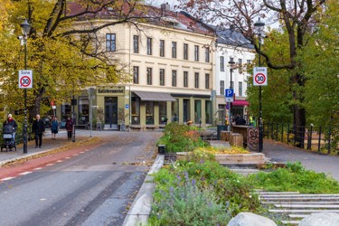 Her er det anlagt frodige bed og sykkelsti