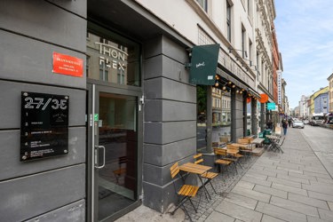 Synlig inngangsparti, enkelt for kunder og ansatte å finne frem