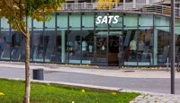 Det er 3 minutter gange fra eiendommen til Sats Schous plass