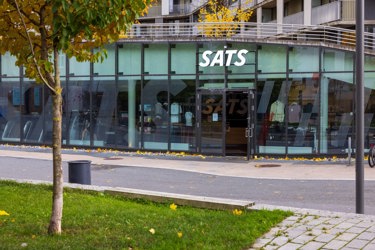 Det er 3 minutter gange fra eiendommen til Sats Schous plass