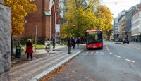 Det er bussholdeplass rett utenfor eiendommen