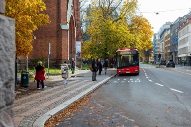 Det er bussholdeplass rett utenfor eiendommen