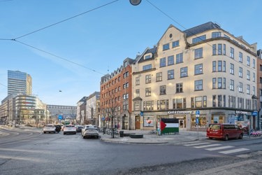 Kontoret ligger midt i sentrum, kun 2 min gange fra Oslo S