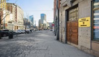 Godt synlig inngangsparti fra gaten