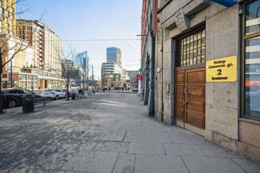 Godt synlig inngangsparti fra gaten