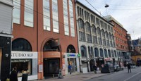 Fasade med inngang fra Grensen