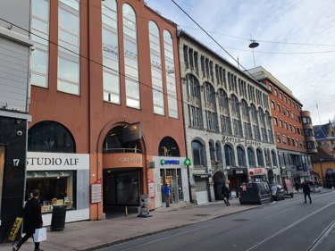Fasade med inngang fra Grensen