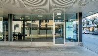 Inngangsparti med store glassflater og god synlighet fra gate