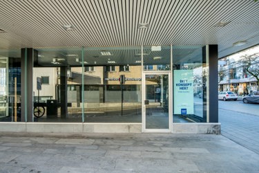 Inngangsparti med store glassflater og god synlighet fra gate