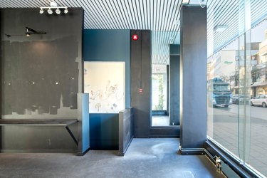 Del av lokalet med plass til utstilling eller kundemottak
