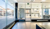 Lyst butikklokale med store vindusflater og god eksponering mot gate