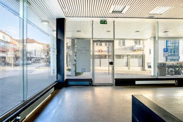 Lyst butikklokale med store vindusflater og god eksponering mot gate
