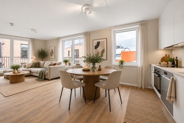 Moderne leiligheter med åpen stue-kjøkkenløsning. 
Kjøkken med hvitevarer. Komfyr, kjøle-fryseskap og oppvaskmaskin.
Bildene er digitalt møblert.