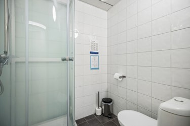 Bad med dusj tilgjengelig i lokalene.