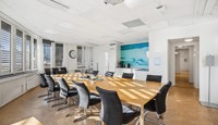Lyst og romslig møterom med god plass til større samlinger, kurs eller interne møter.