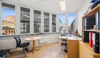 Effektivt kontor med plass til flere arbeidsstasjoner og gode muligheter for individuell tilpasning.