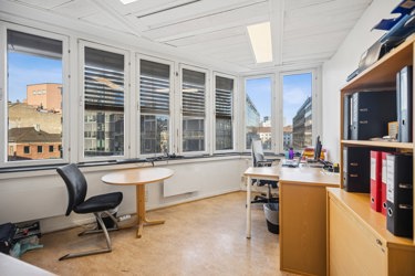 Effektivt kontor med plass til flere arbeidsstasjoner og gode muligheter for individuell tilpasning.