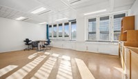 Lyst og åpent kontorareal med gode vindusflater og fleksible innredningsmuligheter.