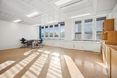 Lyst og åpent kontorareal med gode vindusflater og fleksible innredningsmuligheter.
