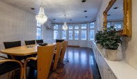 Romslig møterom med plass til flere deltakere, egnet for både interne møter og kundemøter