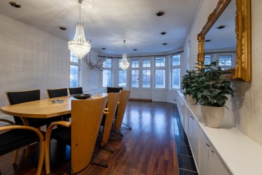 Romslig møterom med plass til flere deltakere, egnet for både interne møter og kundemøter