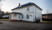 Flott inngangsparti i herskapelig villa med klassisk arkitektur og tydelig, representativ fremtoning