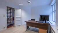 Kontor med god plass til arbeidsstasjon