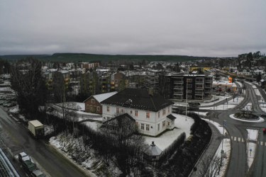 Frustuvegen 1 sett ovenfra, en representativ eiendom med romslige utearealer og attraktiv plassering i Elverum sentrum