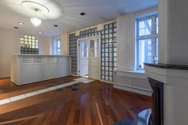 Venterom med åpen løsning og adkomst videre til kontorarealene.