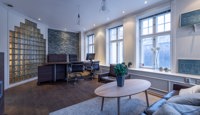 Romslig kontorrom med god plass til arbeidsstasjon og god romfølelse.