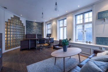 Romslig kontorrom med god plass til arbeidsstasjon og god romfølelse.