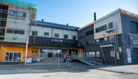 Fasade mot Lillehammer Strandpark med god synlighet og enkel adkomst.