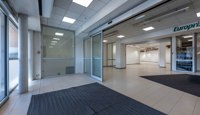 Lyst inngangsparti med store glassflater og god eksponeringsmulighet.