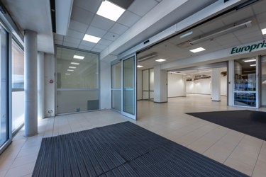 Lyst inngangsparti med store glassflater og god eksponeringsmulighet.