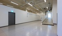 Lyst og fleksibelt areal med vareleveringsrampe og god takhøyde.
