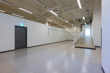 Lyst og fleksibelt areal med vareleveringsrampe og god takhøyde.
