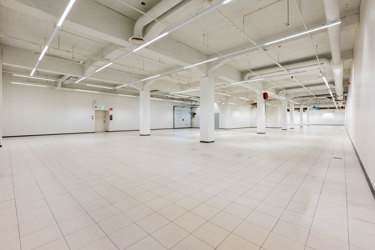 Lyse og fleksible handelsarealer i etablert handelsområde.