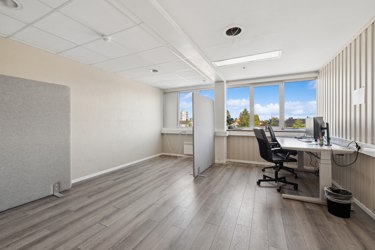 Effektiv planløsning med kombinasjon av kontorlandskap og cellekontorer.