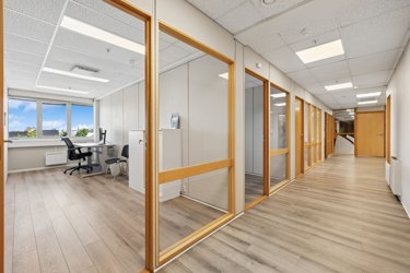 Separat kontor som egner seg godt som lederkontor eller møterom.