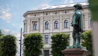 Statuen på Stortorvet av Christian IV, peker på hvor byen skal ligge