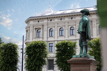 Statuen på Stortorvet av Christian IV, peker på hvor byen skal ligge